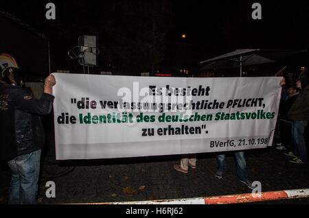 Munich, Allemagne. 31 octobre, 2016. La direction de Munich de l'Pegida populiste a tenu un rassemblement à Sendlinger Tor, une des principales attractions touristiques. Environ 55 ans, beaucoup d'entre eux droit-extrémistes et le terrorisme sous surveillance étaient présents. La terreur-suspect Dan Eising de Nuremberg a été un orateur, qui a quitté la zone de sécurité et ont attaqué au moins trois journalistes, tandis que Lukas était modérateur principal Bals, un extrémiste de droite radicale de la BDP (Bundis Deutscher Patrioten) groupe. Credit : ZUMA Press, Inc./Alamy Live News Banque D'Images