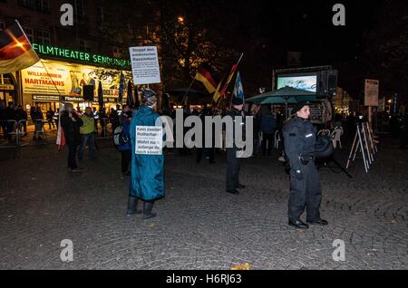 Munich, Allemagne. 31 octobre, 2016. La direction de Munich de l'Pegida populiste a tenu un rassemblement à Sendlinger Tor, une des principales attractions touristiques. Environ 55 ans, beaucoup d'entre eux droit-extrémistes et le terrorisme sous surveillance étaient présents. La terreur-suspect Dan Eising de Nuremberg a été un orateur, qui a quitté la zone de sécurité et ont attaqué au moins trois journalistes, tandis que Lukas était modérateur principal Bals, un extrémiste de droite radicale de la BDP (Bundis Deutscher Patrioten) groupe. Credit : ZUMA Press, Inc./Alamy Live News Banque D'Images