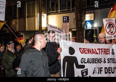 Munich, Allemagne. 31 octobre, 2016. La direction de Munich de l'Pegida populiste a tenu un rassemblement à Sendlinger Tor, une des principales attractions touristiques. Environ 55 ans, beaucoup d'entre eux droit-extrémistes et le terrorisme sous surveillance étaient présents. La terreur-suspect Dan Eising de Nuremberg a été un orateur, qui a quitté la zone de sécurité et ont attaqué au moins trois journalistes, tandis que Lukas était modérateur principal Bals, un extrémiste de droite radicale de la BDP (Bundis Deutscher Patrioten) groupe. Credit : ZUMA Press, Inc./Alamy Live News Banque D'Images