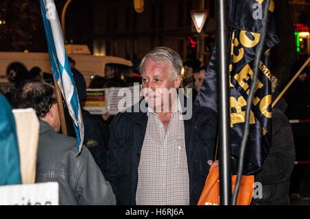 Munich, Allemagne. 31 octobre, 2016. Manfred Schiessl, ancien NPD (Parti nazi) candidat. Schiessl est également ingénieur et assiste aux grandes conférences autour du monde parrainé par des sociétés multinationales dans l'ignorance de ses activités en Allemagne. La direction de Munich de l'Pegida populiste a tenu un rassemblement à Sendlinger Tor, une des principales attractions touristiques. Environ 55 ans, beaucoup d'entre eux droit-extrémistes et le terrorisme sous surveillance étaient présents. Credit : ZUMA Press, Inc./Alamy Live News Banque D'Images