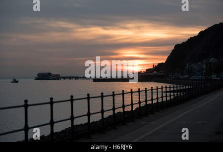 Swansea, Royaume-Uni. 06Th Nov, 2016. 1er novembre 2016 - Le soleil se lève sur la mer dans le petit village de pêcheurs près de Mumbles Swansea aujourd'hui. Credit : Phil Rees/Alamy Live News Banque D'Images