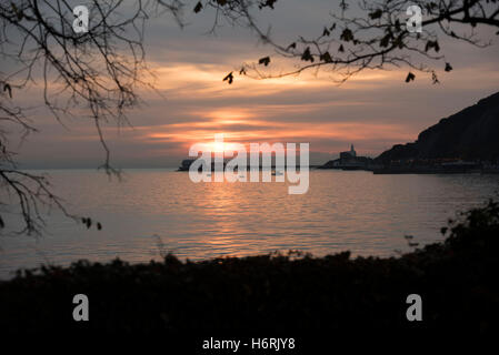 Swansea, Royaume-Uni. 06Th Nov, 2016. 1er novembre 2016 - Le soleil se lève sur la mer dans le petit village de pêcheurs près de Mumbles Swansea aujourd'hui. Credit : Phil Rees/Alamy Live News Banque D'Images