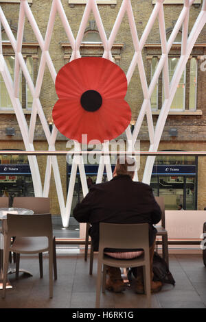 Kings Cross, London, UK. 1er novembre 2016. Le pavot géant à la gare de Kings Cross, Londres. Le Royal British Legion Poppy Appel 2016. Crédit : Matthieu Chattle/Alamy Live News Banque D'Images