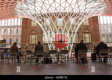 Kings Cross, London, UK. 1er novembre 2016. Le pavot géant à la gare de Kings Cross, Londres. Le Royal British Legion Poppy Appel 2016. Crédit : Matthieu Chattle/Alamy Live News Banque D'Images