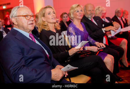 L-R : Hubert Burda Éditeur avec son épouse, l'actrice allemande Maria Furtwaengler, Liz Mohn, membre du conseil de surveillance de la Fondation Bertelsmann, et le président du Press Club Hanovre, Juergen Koester, lors d'une cérémonie pour marquer Furtwaengler a reçu la bague Leibinz, un prix pour les réalisations spéciales accordées par le Press Club de Hanovre depuis 1997, à Hanovre, Allemagne, 31 octobre 2016. Furtwaengler a reçu le prix pour son travail pour la prévention de la violence contre les enfants. L'anneau d'origine fait spécialement pour Furtwaengler, a été volé. Furtwaengler a été présenté avec un repl vite faites Banque D'Images