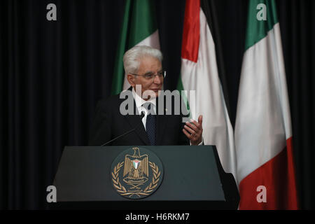 Bethléem. 1er novembre 2016. Le président italien Sergio Mattarella parle lors d'une conférence de presse commune avec le président palestinien Mahmoud Abbas (pas vu en photo) dans la ville cisjordanienne de Bethléem, le 1 novembre 2016. Credit : Piscine/Fadi Arouri/Xinhua/Alamy Live News Banque D'Images