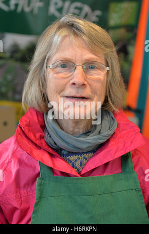 Brême, Allemagne. 26Th Oct, 2016. Agriculteur biologique Gundel Schmidt à son échoppe de marché à Brême, Allemagne, 26 octobre 2016. La plupart des produits biologiques coûtent plus cher que les produits conventionnels mais le marché continue à se développer. Et la flèche n'a pas de fin en vue. Photo : Carmen Jaspersen/dpa/Alamy Live News Banque D'Images