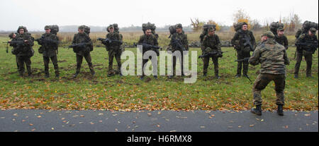 La formation de base des soldats se tenir dans les locaux de l'école Marine Technichal (MTS) à Capetown, Allemagne, 1 novembre 2016. L'armée allemande, la Bundeswehr, a dépensé 8 millions d'euros sur la réalité de la série documentaire 'Die Rekruten' (lit. 'Les recrues') et sa publicité. En fonction de la Bundeswehr, les séries sont censés afficher tout les hauts et les bas de l'éducation des recrues. Ils vont lancer la série sur douze jeunes soldats sur une chaîne YouTube à partir du mardi 2 novembre 2016, dans l'espoir de recruter de jeunes soldats. Photo : Stefan Sauer/dpa Banque D'Images