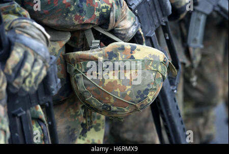 La formation de base des soldats se tenir dans les locaux de l'école Marine Technichal (MTS) à Capetown, Allemagne, 1 novembre 2016. L'armée allemande, la Bundeswehr, a dépensé 8 millions d'euros sur la réalité de la série documentaire 'Die Rekruten' (lit. 'Les recrues') et sa publicité. En fonction de la Bundeswehr, les séries sont censés afficher tout les hauts et les bas de l'éducation des recrues. Ils vont lancer la série sur douze jeunes soldats sur une chaîne YouTube à partir du mardi 2 novembre 2016, dans l'espoir de recruter de jeunes soldats. Photo : Stefan Sauer/dpa Banque D'Images