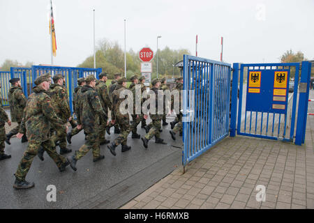 La formation de base des soldats se tenir dans les locaux de l'école Marine Technichal (MTS) à Capetown, Allemagne, 1 novembre 2016. L'armée allemande, la Bundeswehr, a dépensé 8 millions d'euros sur la réalité de la série documentaire 'Die Rekruten' (lit. 'Les recrues') et sa publicité. En fonction de la Bundeswehr, les séries sont censés afficher tout les hauts et les bas de l'éducation des recrues. Ils vont lancer la série sur douze jeunes soldats sur une chaîne YouTube à partir du mardi 2 novembre 2016, dans l'espoir de recruter de jeunes soldats. Photo : Stefan Sauer/dpa Banque D'Images