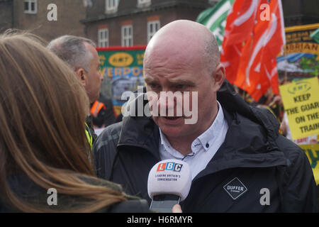 Londres, Angleterre, Royaume-Uni. 1er novembre 2016. Steve Hedley assiste à la manifestation nationale à l'appui du sud de gardes dans son long conflit avec RTM/le sud. Credit : Voir Li/Alamy Live News Banque D'Images