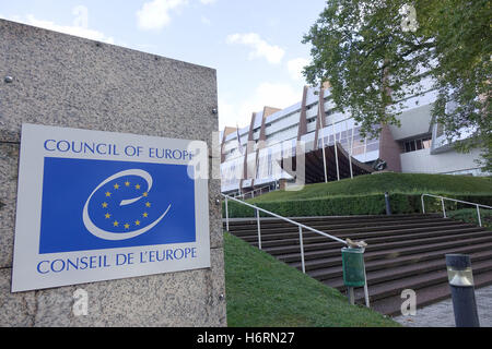 Un panneau avec l'inscription, 'Conseil de l'Europe - Conseil de l'Europe" apposée sur le Palais de l'Europe à Strasbourg en France. Prise le 21.08.2016. Photo : S. Steinach - AUCUN FIL SERVICE - dans le monde entier d'utilisation | Banque D'Images