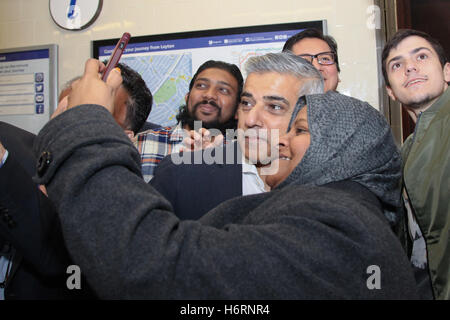 La station de métro Leyton, Londres, Royaume-Uni. 1er novembre 2016. Le maire de Londres Sadiq Khan rencontre le personnel des forces armées britanniques à coquelicots vente de la station de métro Leyton pour aider à la prise de conscience de l'BritishLegion Royal London Poppy Day. Credit : Dinendra Haria/Alamy Live News Banque D'Images