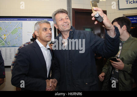 La station de métro Leyton, Londres, Royaume-Uni. 1er novembre 2016. Le maire de Londres Sadiq Khan rencontre le personnel des forces armées britanniques à coquelicots vente de la station de métro Leyton pour aider à la prise de conscience de l'BritishLegion Royal London Poppy Day. Credit : Dinendra Haria/Alamy Live News Banque D'Images