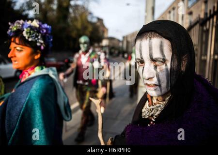 Edinburgh, Royaume-Uni. 1er novembre 2016. Dans les coulisses et les rituels pendant toute la journée.Samhain - festival d'Halloween à Édimbourg, Écosse.derrière les scènes de tous les jours d'une des tribus, les rituels et la marche de nuit. Crédit : David Tesinsky/ZUMA/Alamy Fil Live News Banque D'Images