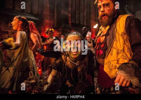 Edinburgh, Royaume-Uni. 1er novembre 2016. Samhain mars dans le centre d'Édimbourg.Samhain - festival d'Halloween à Édimbourg, Écosse.derrière les scènes de tous les jours d'une des tribus, les rituels et la marche de nuit. Crédit : David Tesinsky/ZUMA/Alamy Fil Live News Banque D'Images