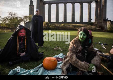 Edinburgh, Royaume-Uni. 1er novembre 2016. Dans les coulisses et les rituels pendant toute la journée.Samhain - festival d'Halloween à Édimbourg, Écosse.derrière les scènes de tous les jours d'une des tribus, les rituels et la marche de nuit. Crédit : David Tesinsky/ZUMA/Alamy Fil Live News Banque D'Images