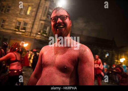 Edinburgh, Royaume-Uni. 1er novembre 2016. Samhain mars dans le centre d'Édimbourg.Samhain - festival d'Halloween à Édimbourg, Écosse.derrière les scènes de tous les jours d'une des tribus, les rituels et la marche de nuit. Crédit : David Tesinsky/ZUMA/Alamy Fil Live News Banque D'Images