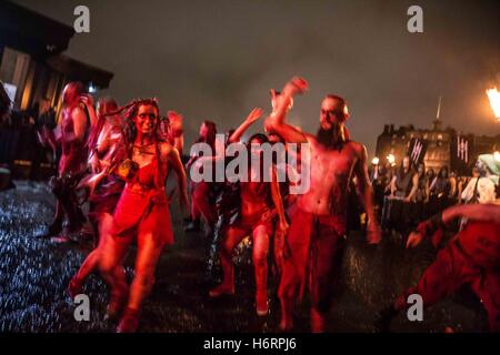 Edinburgh, Royaume-Uni. 1er novembre 2016. Samhain mars dans le centre d'Édimbourg.Samhain - festival d'Halloween à Édimbourg, Écosse.derrière les scènes de tous les jours d'une des tribus, les rituels et la marche de nuit. Crédit : David Tesinsky/ZUMA/Alamy Fil Live News Banque D'Images