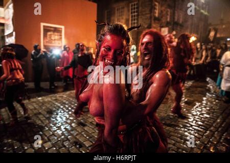 Edinburgh, Royaume-Uni. 1er novembre 2016. Samhain mars dans le centre d'Édimbourg.Samhain - festival d'Halloween à Édimbourg, Écosse.derrière les scènes de tous les jours d'une des tribus, les rituels et la marche de nuit. Crédit : David Tesinsky/ZUMA/Alamy Fil Live News Banque D'Images