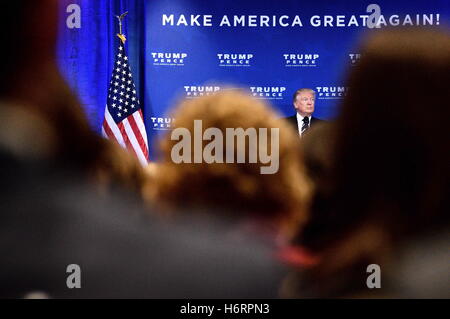 King of Prussia, Pennsylvanie, USA. 1er novembre 2016. Candidat présidentiel républicain Donald Trump offre un discours exposant sa politique en matière de soins de santé lors d'un événement avec Vice-candidate présidentielle Mike Pence et ancien candidat Ben Carson, à King of Prussia, PA., dans la banlieue de Philadelphie, le 1 novembre 2016 Credit : Bastiaan Slabbers/ZUMA/Alamy Fil Live News Banque D'Images