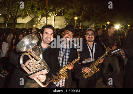 West Hollywood, Californie, USA. 31 octobre 2016. musiciens ont joué de la musique pour l'halloween carnavaliers à la 28e Annual West Hollywood halloween carnaval organisé sur Santa Monica Boulevard à West Hollywood, Californie, USA. Il a été estimé que 500 000 personnes ont participé à l'événement de cette année. crédit : Sheri determan / alamy live news Banque D'Images