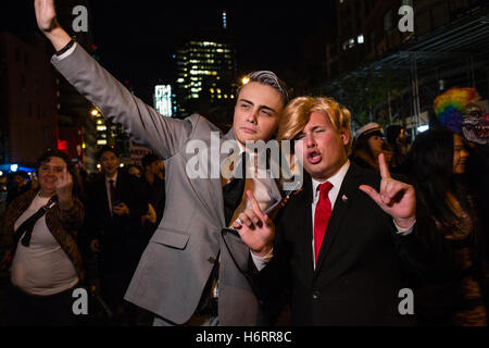 New York, NY - 31 octobre 2016. Deux hommes en Mike Pence et Donald Trump mars dans le rapport annuel de Greenwich Village Halloween parade. Credit : Ed Lefkowicz/Alamy Live News Banque D'Images