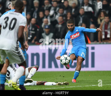 Istanbul, Turquie. 1er novembre 2016. Napoli's Lorenzo Insigne (R) pousses durant la Ligue des Champions match du groupe B entre Besiktas et Napoli à Istanbul, Turquie, le 1 novembre 2016. Besiktas 1-1 Napoli.Le match se termine par un nul 1-1. Crédit : Il Canling/Xinhua/Alamy Live News Banque D'Images