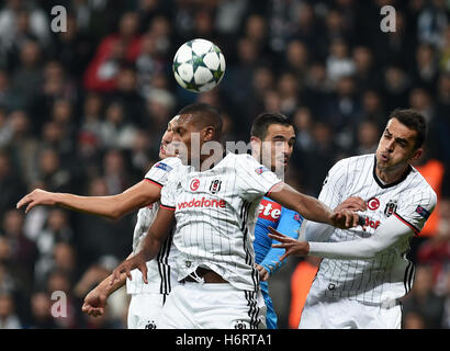 Istanbul, Turquie. 1er novembre 2016. Les joueurs s'affrontent au cours de l'UEFA Champions League Groupe B match entre Besiktas et Napoli à Istanbul, Turquie, le 1 novembre 2016. Le match se termine par un nul 1-1. Crédit : Il Canling/Xinhua/Alamy Live News Banque D'Images