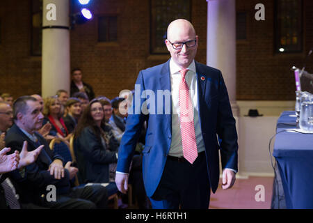 Londres, Royaume-Uni. 1er novembre 2016. Le candidat de l'UKIP, Paul Nuttall arrive à la Le Centre Emmanuel. Credit : Vickie Flores/Alamy Live News. Banque D'Images