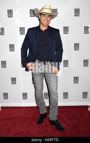 Nashville, Tennessee, USA. 1er novembre 2016. 01 novembre 2016 - Nashville, Tennessee - Dustin Lynch. BMI Country Awards 64e congrès annuel, 2016 BMI Country Awards, qui a eu lieu à IMC Music Row siège. Crédit photo : Laura Farr/AdMedia Crédit : Laura Farr/AdMedia/ZUMA/Alamy Fil Live News Banque D'Images