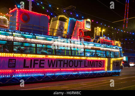 Blackpool, Lancashire, Royaume-Uni. 1er novembre 2016. Le Lightpool, Blackpool Festival du vendredi 28 octobre au mercredi 2 novembre, le resort se répercutera avec six nuits de superbe performance live et de lumière spectaculaires et installations sonores, incluant des oeuvres de Yoko Ono. C'est un mélange explosif de feu, pyrotechnie, musique et spectacles - et il va littéralement s'allumer Blackpool sur le semestre de long terme. Credit : Cernan Elias/Alamy Live News Banque D'Images