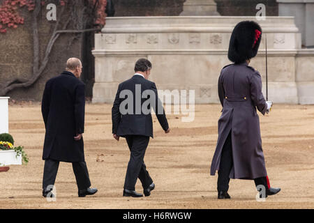 Londres, Royaume-Uni. 1er novembre 2016. Le président de Colombie, Juan Manuel Santos, accompagnée du duc d'Édimbourg, à pied d'inspecter la garde d'honneur Crédit : Guy Josse/Alamy Live News Banque D'Images