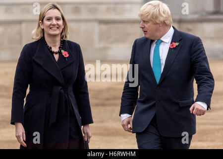 Londres, Royaume-Uni. 1er novembre 2016. L'Amber Rudd et Boris Johnson marche à travers Horse Guards Parade après sa rencontre avec le président de la Colombie sur le début de sa visite d'état Crédit : Guy Josse/Alamy Live News Banque D'Images