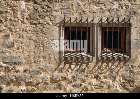 Fermer la fenêtre en pierre d'architecture volet lucarne hublot mural vintage antique prison brick façade style de cellule de rouillé Banque D'Images