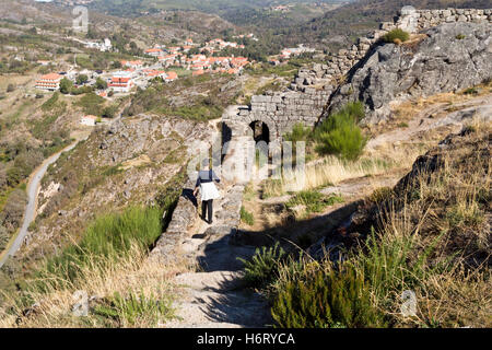 Détail des ruines du château roman médiéval Castro Laboreiro, dans le Nord du Portugal Banque D'Images