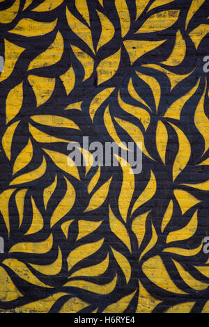 Jaune et Noir Graffiti sur un mur Banque D'Images