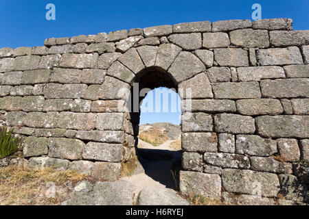 Détail des ruines du château roman médiéval Castro Laboreiro, dans le Nord du Portugal Banque D'Images