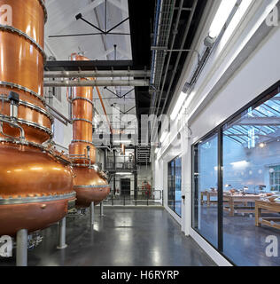 Hall avec vue sur la distillerie modèle de prix. La Distillerie de Bombay Sapphire, Laverstoke, Royaume-Uni. Architecte : Heatherwick, 2014. Banque D'Images