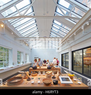 Modèle avec toit en verre. La Distillerie de Bombay Sapphire, Laverstoke, Royaume-Uni. Architecte : Heatherwick, 2014. Banque D'Images