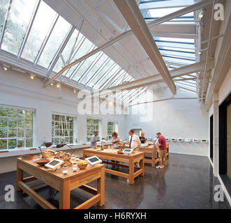 Modèle standard avec lucarne. La Distillerie de Bombay Sapphire, Laverstoke, Royaume-Uni. Architecte : Heatherwick, 2014. Banque D'Images