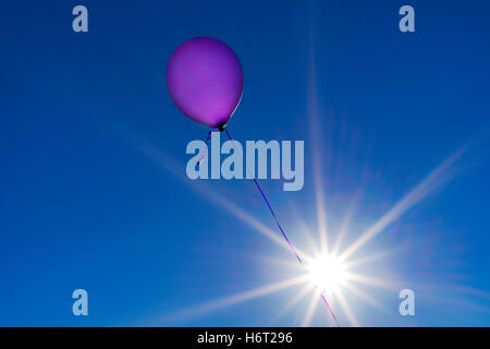 Un ballon violet contre le ciel en début de soirée. Banque D'Images