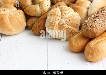 Petits pains et baguettes de bois peint blanc rustique. Banque D'Images