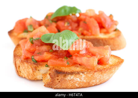 Bruschetta italienne classique avec tomate et basilic sur le pain grillé. Banque D'Images