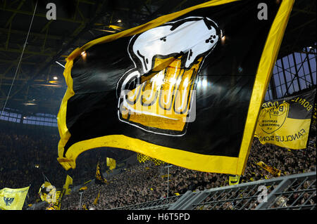 Arène Signal Iduna Dortmund , Allemagne, 29.10.2016, 1ère saison 2016/17 Bundesliga allemande de football, 9 journée, Borussia Dortmund (BVB) vs Schalke 04 (S04) --- Dortmund Fans avec drapeau bière Banque D'Images