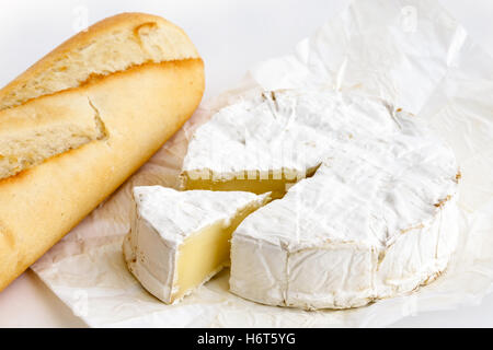 Détail de la moisissure blanche fromage dans d'enrubannage avec baguette sur blanc. Banque D'Images