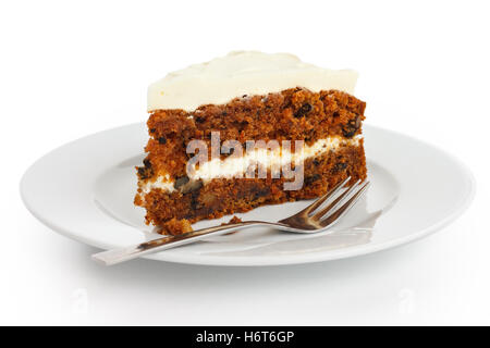 Tranche de gâteau aux carottes avec glaçage riche. Sur l'assiette. Banque D'Images