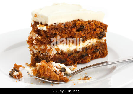 Tranche de gâteau aux carottes avec glaçage riche. Sur l'assiette. Banque D'Images