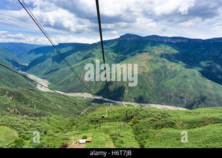 Vue de l'Aerial Tram dans Canyon Chicamocha près de Bucaramanga, Colombie Banque D'Images