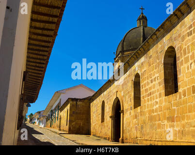 Vue de la rue longeant la cathédrale à l'époque coloniale, la Colombie Barichara Banque D'Images